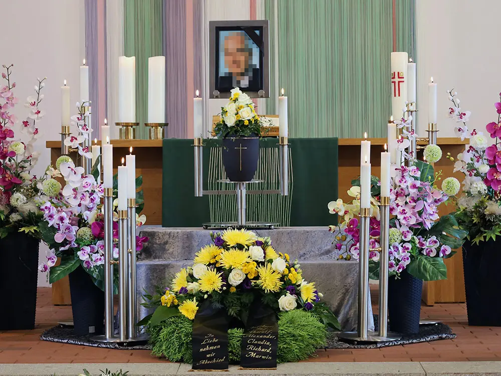 Arrangement einer Urnen-Bestattung